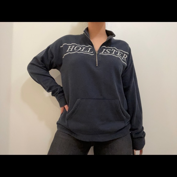 Navy retro sweatshirt from Hollister 💙 - Picture 1 of 2